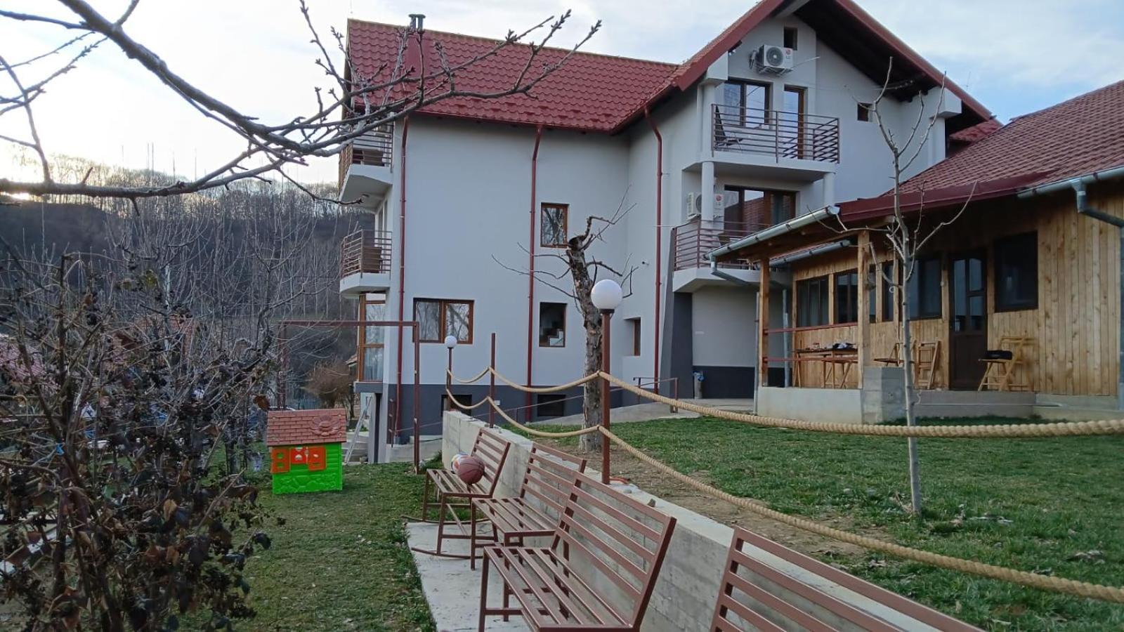 Perla Argesului, Ciubar, Piscina, Lift, Gratar, Cabana, Pensiuni, Hotel Cazare Transfagarasan Curtea De Arges Albestii de Arges Exterior photo